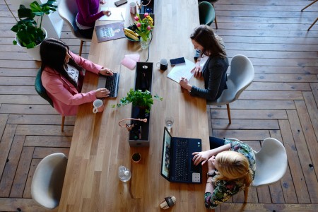 Laat berichten van Viva engage op informatieschermen zien
